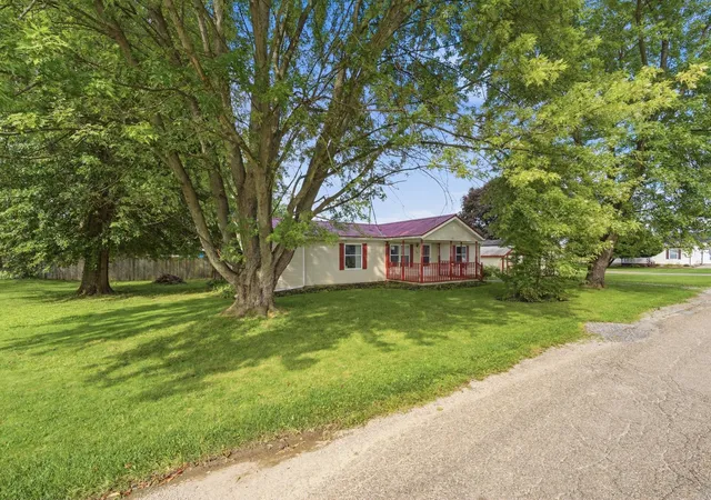 Photo 4 of Single family home for sale at 105 Beard St, Frazeysburg, OH 43822 | MLS# 226034787 | Listing updated on 2026-09-14