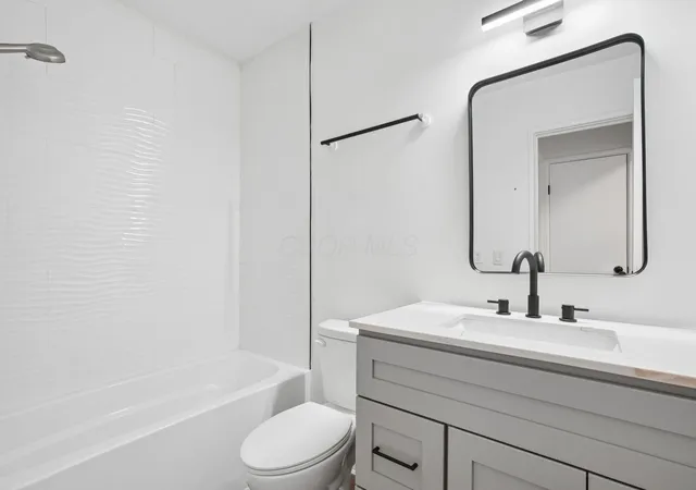 Listing Photo 4 - Condo for sale in building located at 5844 Hallridge Cir, Columbus, OH 43232 - Unit #B