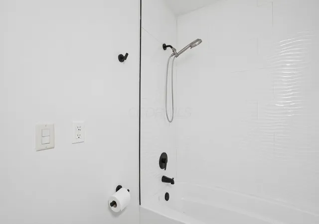 Listing Photo 5 - Condo for sale in building located at 5844 Hallridge Cir, Columbus, OH 43232 - Unit #B