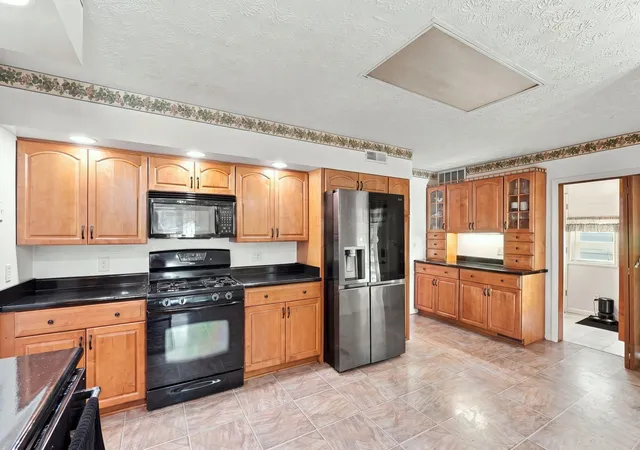 Photo 4 of Single family home for sale at 471 E Center St, West Mansfield, OH 43358 | MLS# 226034926 | Listing updated on 2026-10-02
