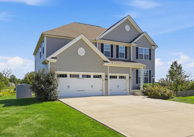 Photo 3 of Single family home for sale at 825 Lorenzo Dr, Marysville, OH 43040 | MLS# 226035489 | Listing updated on 2026-09-25