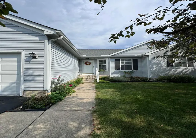 Photo 2 of Single family home for sale at 1610 Sapphire Dr, Grove City, OH 43123 | MLS# 226034962 | Listing updated on 2026-10-01