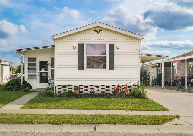 Photo 1 of Single family home for sale at 985 Scarlett Ln, Columbus, OH 43207 | MLS# 226034986 | Listing updated on 2026-10-07