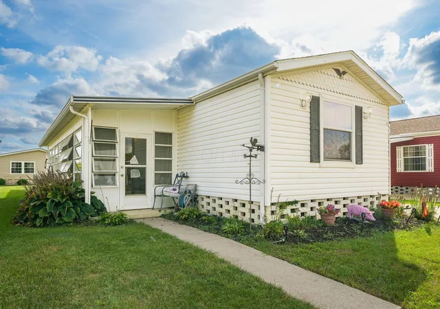Photo 2 of Single family home for sale at 985 Scarlett Ln, Columbus, OH 43207 | MLS# 226034986 | Listing updated on 2026-10-07