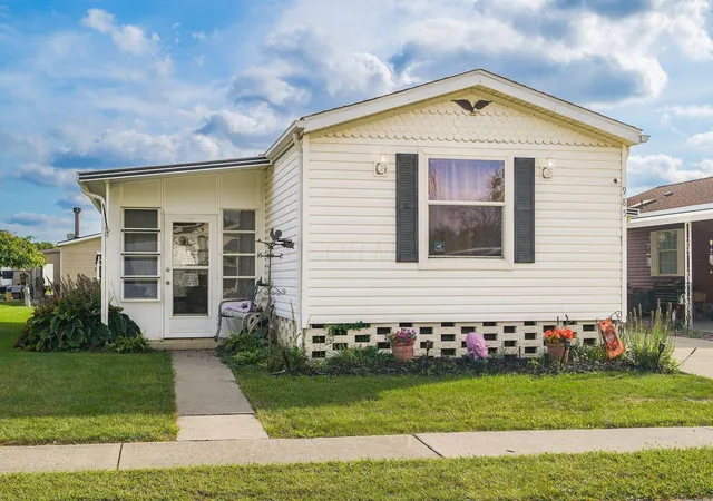 Photo 3 of Single family home for sale at 985 Scarlett Ln, Columbus, OH 43207 | MLS# 226034986 | Listing updated on 2026-10-07
