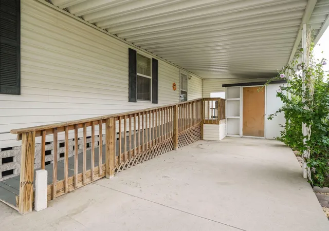 Photo 4 of Single family home for sale at 985 Scarlett Ln, Columbus, OH 43207 | MLS# 226034986 | Listing updated on 2026-10-07