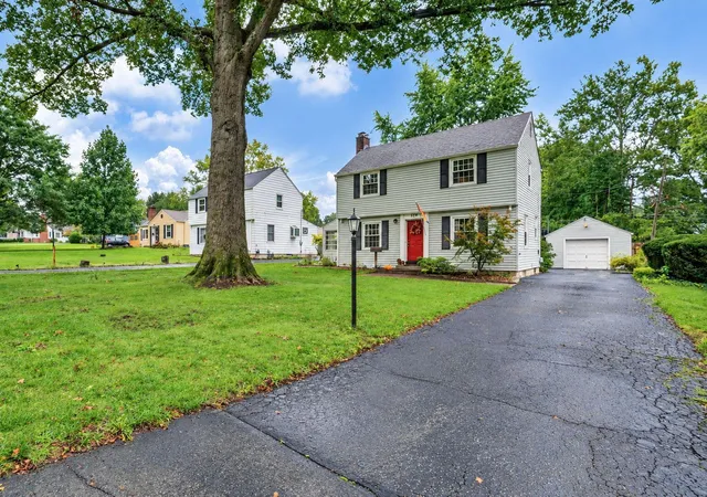 Photo 2 of Single family home for sale at 319 Canyon Dr S, Columbus, OH 43214 | MLS# 226036158 | Listing updated on 2026-10-05