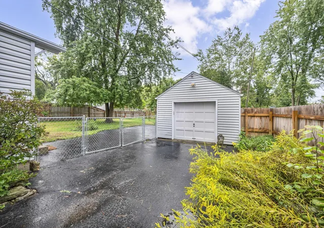 Photo 3 of Single family home for sale at 319 Canyon Dr S, Columbus, OH 43214 | MLS# 226036158 | Listing updated on 2026-10-05