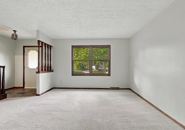 Photo 3 of Sale Pending at 923-925 Bluffway Dr, Columbus, OH 43235 | MLS# 226035064 | Listing updated on 2026-10-19