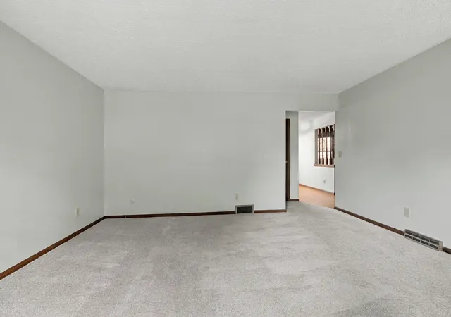 Photo 4 of Sale Pending at 923-925 Bluffway Dr, Columbus, OH 43235 | MLS# 226035064 | Listing updated on 2026-10-19