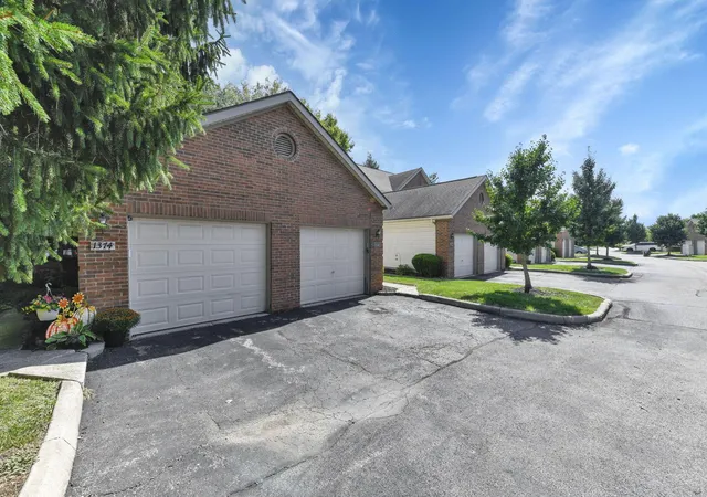 Listing Photo 5 - Condo for sale in building located at 1372 Eastwick Wy, Pickerington, OH 43147