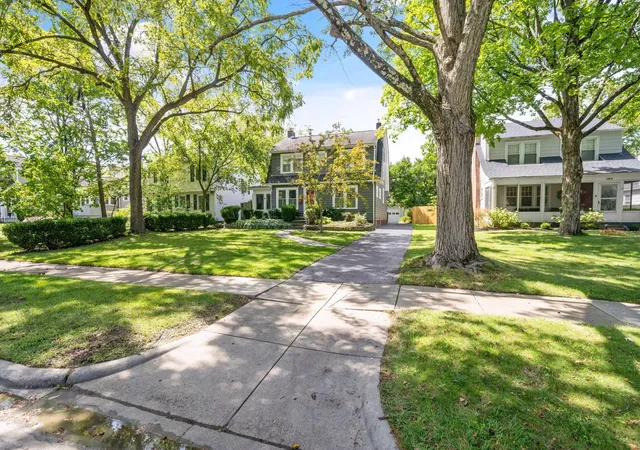 Photo 3 of Single family home for sale at 179 N Cassingham Rd, Columbus, OH 43209 | MLS# 226035063 | Listing updated on 2026-09-24