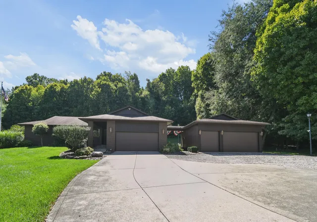 Photo 1 of Single family home for sale at 819 Briarhill Dr, Newark, OH 43055 | MLS# 226035150 | Listing updated on 2026-09-16