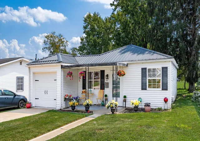 Photo 1 of Sale Pending at 838 Wabash Ave, Zanesville, OH 43701 | MLS# 226035101 | Listing updated on 2026-09-29