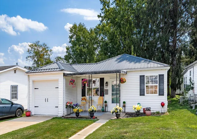 Photo 2 of Sale Pending at 838 Wabash Ave, Zanesville, OH 43701 | MLS# 226035101 | Listing updated on 2026-09-29