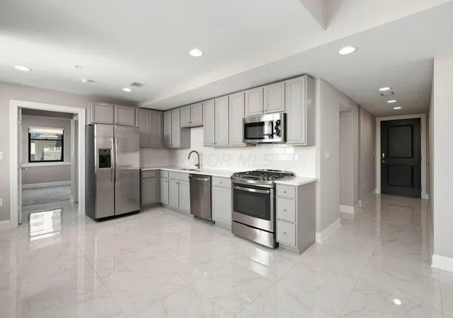 Photo 3 of Condo for sale at 50 W Broad St #2104, Columbus, OH 43215 | MLS# 226035136 | Listing updated on 2026-10-19
