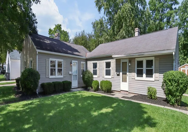 Photo 3 of Sale Pending at 4732 4738 Beacon Hl Rd, Columbus, OH 43228 | MLS# 226035300 | Listing updated on 2026-09-18