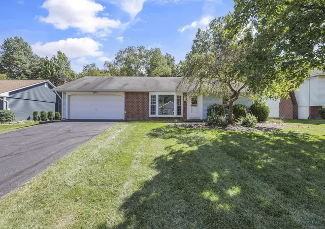Photo 2 of Single family home for sale at 900 Hickory Dr, Marysville, OH 43040 | MLS# 226035480 | Listing updated on 2026-09-28