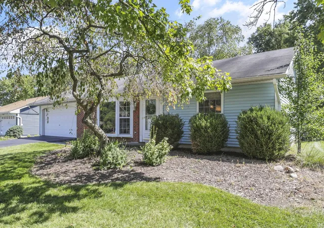 Photo 3 of Single family home for sale at 900 Hickory Dr, Marysville, OH 43040 | MLS# 226035480 | Listing updated on 2026-09-28