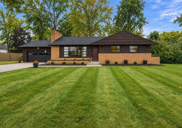 Photo 2 of Single family home for sale at 2611 Bethel Rd, Columbus, OH 43220 | MLS# 226035316 | Listing updated on 2026-10-05