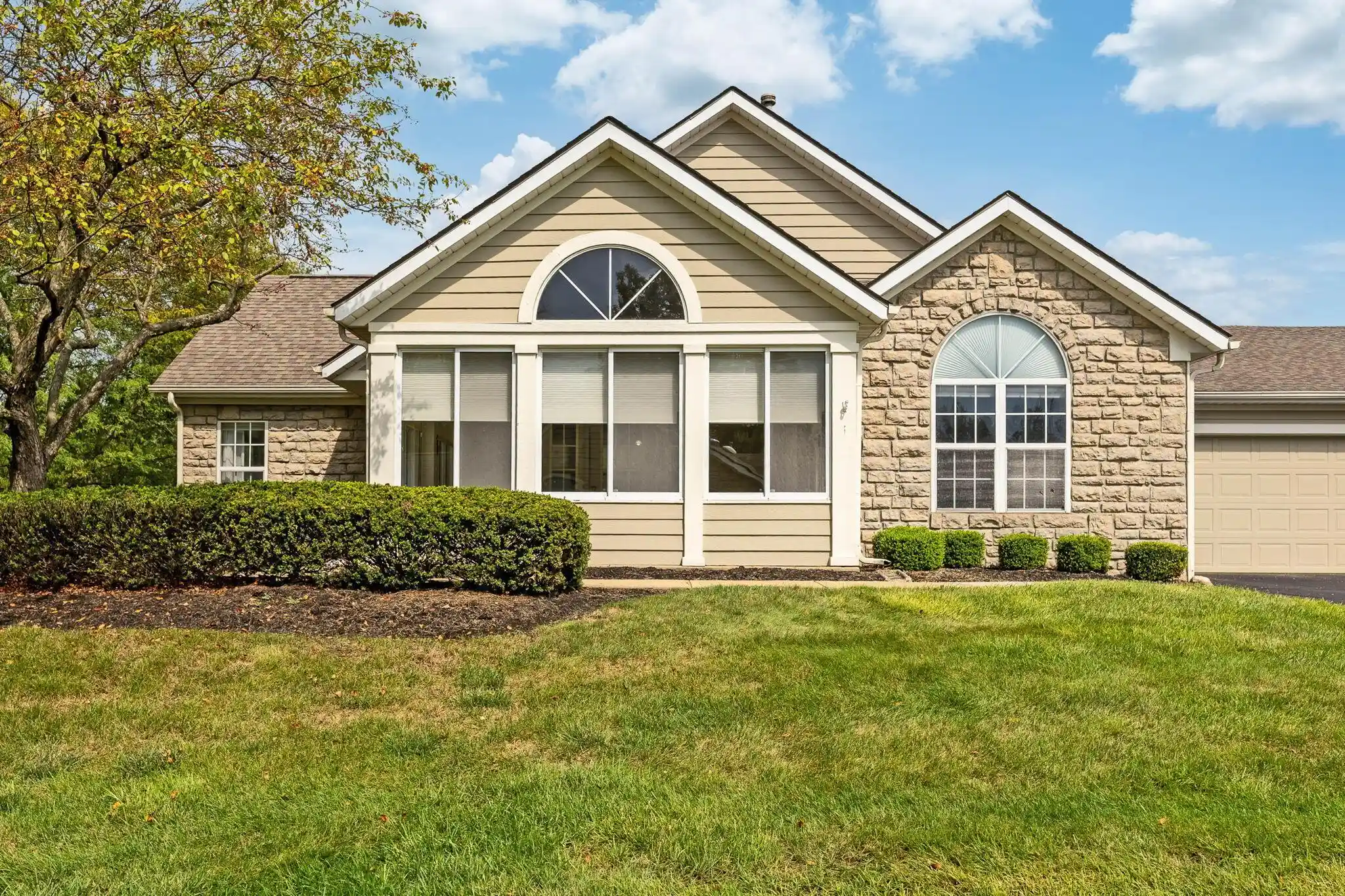 Listing Photo 2 - Condo for sale in 6362 Mission Hls Pl located at 6362 Mission Hls Pl, Westerville, OH 43082 - Unit 6362 Mission Hills Pl