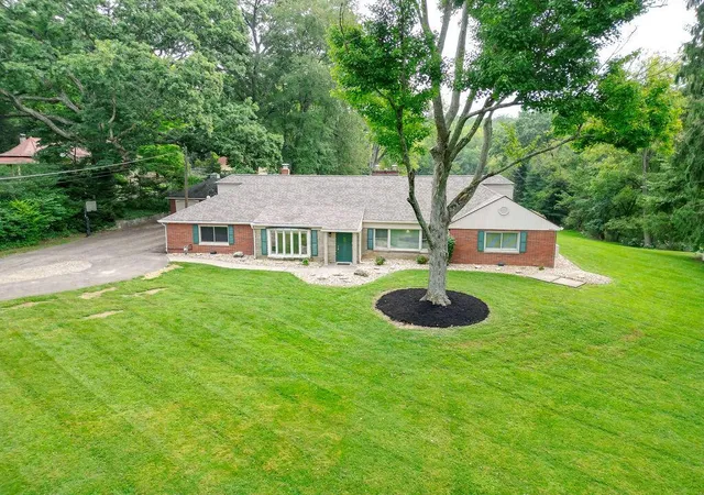 Photo 2 of Single family home for sale at 204 S Edgewood Rd, Mount Vernon, OH 43050 | MLS# 226035519 | Listing updated on 2026-10-05