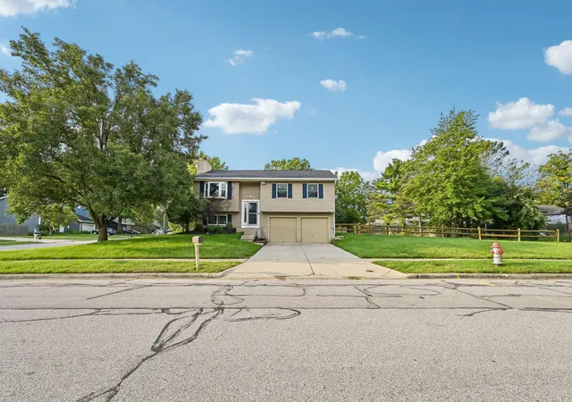 Photo 2 of Single family home for sale at 971 Ridenour Rd, Columbus, OH 43230 | MLS# 226035553 | Listing updated on 2026-09-25