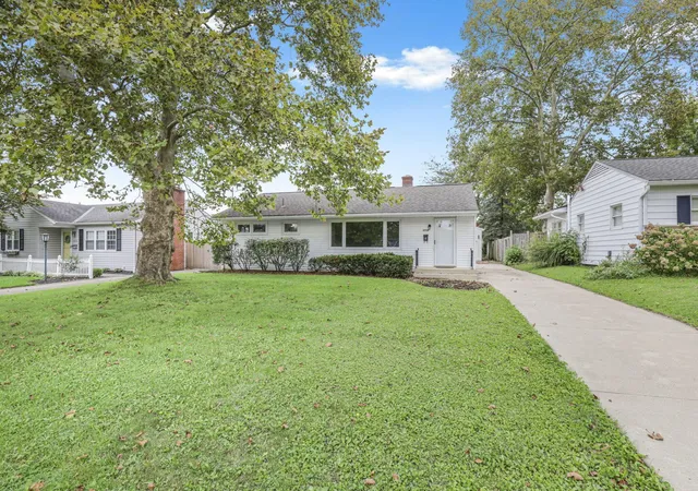 Photo 3 of Sale Pending at 2722 Woodstock Rd, Columbus, OH 43221 | MLS# 226035941 | Listing updated on 2026-09-28