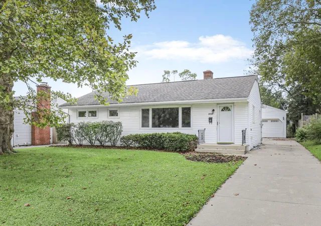 Photo 3 of Sale Pending at 2722 Woodstock Rd, Columbus, OH 43221 | MLS# 226035941 | Listing updated on 2026-09-28