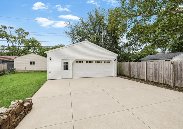 Photo 4 of Sale Pending at 2722 Woodstock Rd, Columbus, OH 43221 | MLS# 226035941 | Listing updated on 2026-09-28