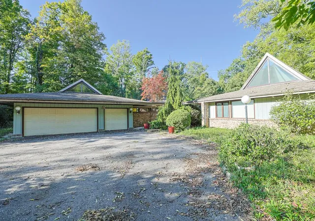 Photo 3 of Single family home for sale at 5445 Sherfield Dr, Dayton, OH 45426 | MLS# 226035527 | Listing updated on 2026-09-29