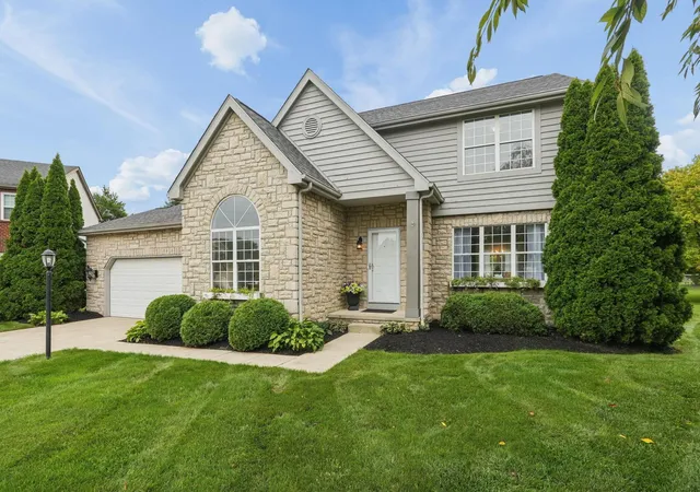 Photo 3 of Sale Pending at 4907 Britton Farms Ct, Hilliard, OH 43026 | MLS# 226035885 | Listing updated on 2026-09-21