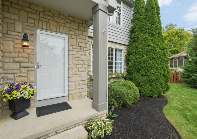 Photo 4 of Sale Pending at 4907 Britton Farms Ct, Hilliard, OH 43026 | MLS# 226035885 | Listing updated on 2026-09-21