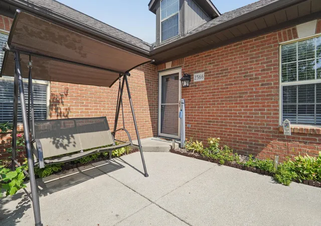 Listing Photo 4 - Condo for sale in building located at 2566 Trotterslane Dr, Columbus, OH 43235