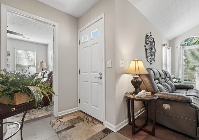 Listing Photo 5 - Condo for sale in building located at 2566 Trotterslane Dr, Columbus, OH 43235