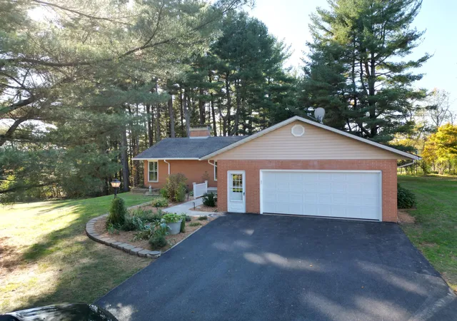 Photo 1 of Single family home for sale at 1947 Hallie Ln, Granville, OH 43023 | MLS# 226035713 | Listing updated on 2026-10-22