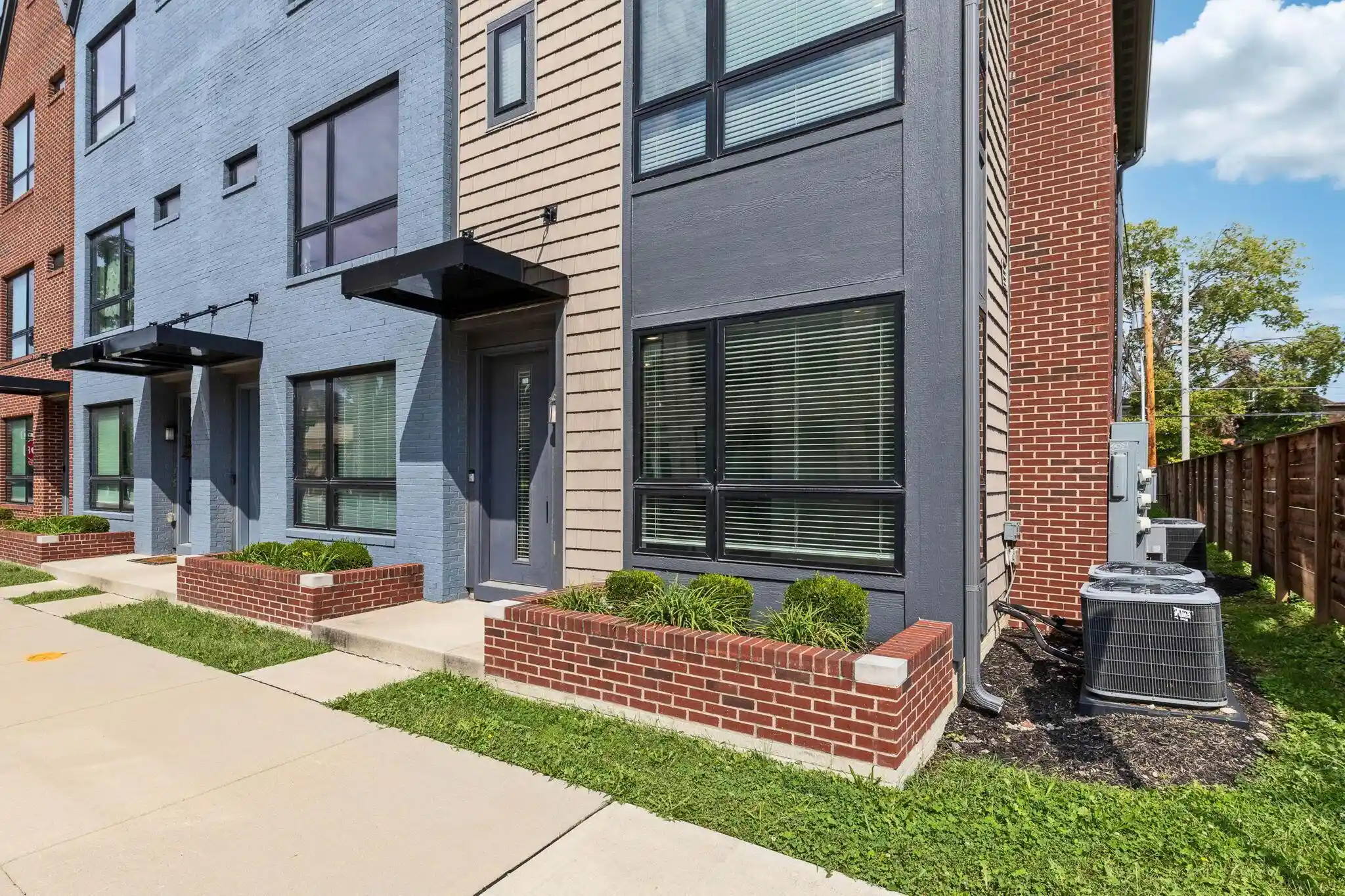 Listing Photo 2 - Condo for sale in 1132 Oak St located at 1132 Oak St, Columbus, OH 43205 - Unit #10