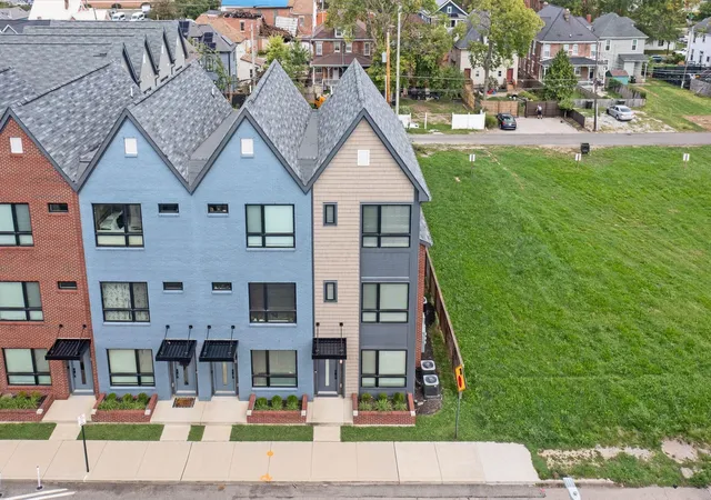 Listing Photo 4 - Condo for sale in building located at 1132 Oak St, Columbus, OH 43205 - Unit #10