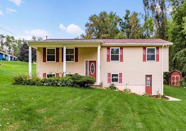 Photo 1 of Single family home for sale at 2610 Robin Ct, Zanesville, OH 43701 | MLS# 226035886 | Listing updated on 2026-09-30