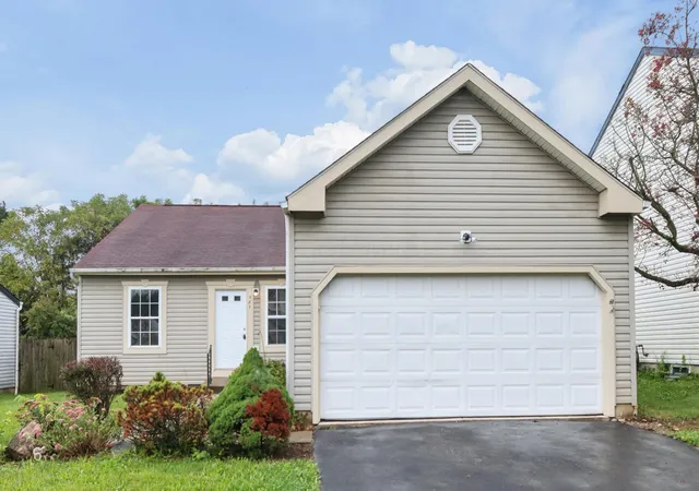 Photo 2 of Single family home for sale at 385 Oak Village Dr, Columbus, OH 43207 | MLS# 226035843 | Listing updated on 2026-09-19