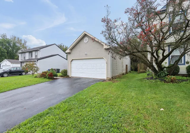 Photo 3 of Single family home for sale at 385 Oak Village Dr, Columbus, OH 43207 | MLS# 226035843 | Listing updated on 2026-09-19