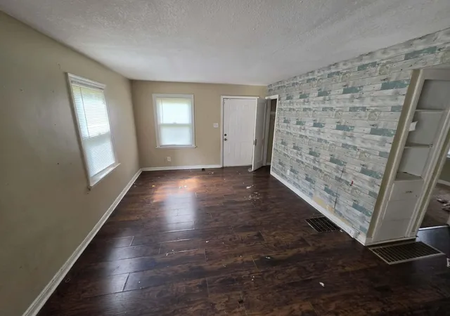 Photo 3 of Sale Pending at 350 Wrexham Ave, Columbus, OH 43223 | MLS# 226035910 | Listing updated on 2026-10-02