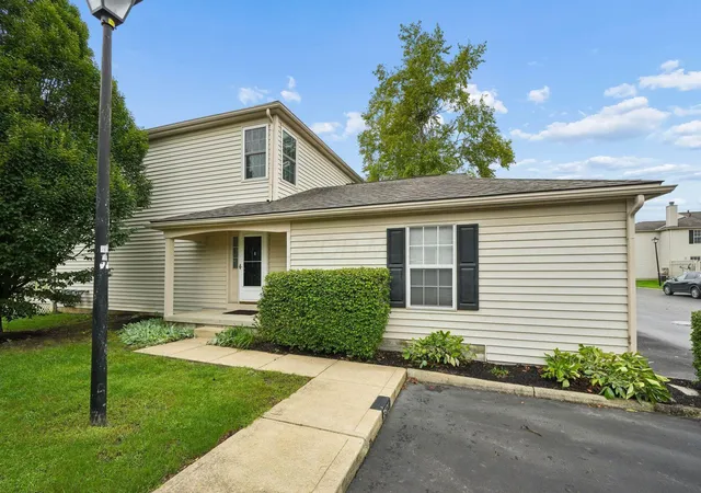 Photo 3 of Condo for sale at 2571 Gardenia Dr, Columbus, OH 43235 | MLS# 226036363 | Listing updated on 2026-10-02