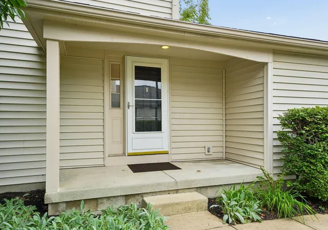Listing Photo 4 - Condo for sale in building located at 2571 Gardenia Dr, Columbus, OH 43235