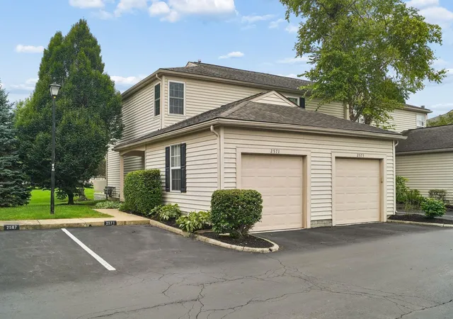 Listing Photo 5 - Condo for sale in building located at 2571 Gardenia Dr, Columbus, OH 43235