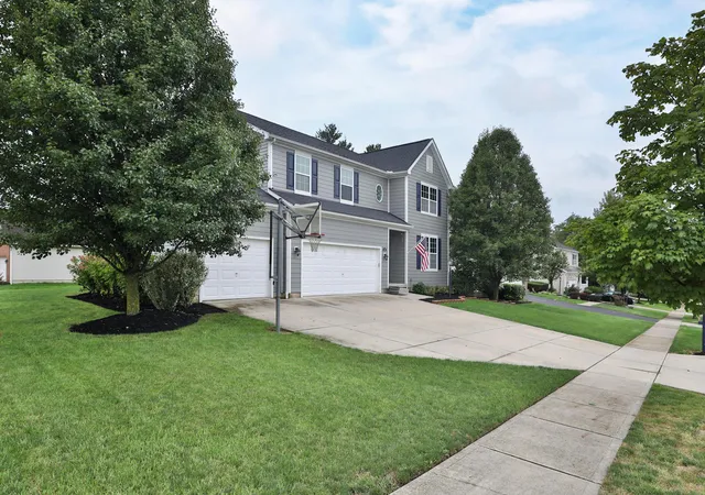 Photo 3 of Single family home for sale at 305 Lillian Dr, Pickerington, OH 43147 | MLS# 226035917 | Listing updated on 2026-10-06