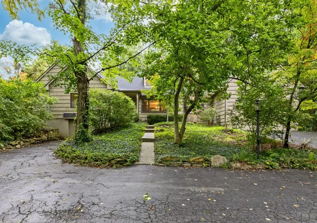 Photo 2 of Single family home for sale at 660 E Johnstown Rd, Columbus, OH 43230 | MLS# 226036364 | Listing updated on 2026-09-28