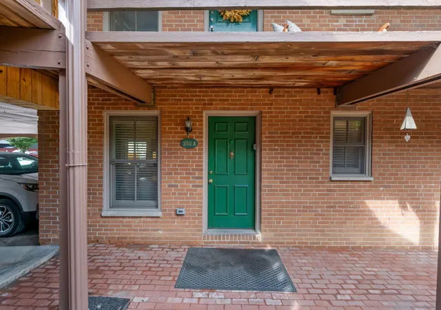 Photo 2 of Condo for sale at 253 E Kossuth St #A, Columbus, OH 43206 | MLS# 226035997 | Listing updated on 2026-09-30