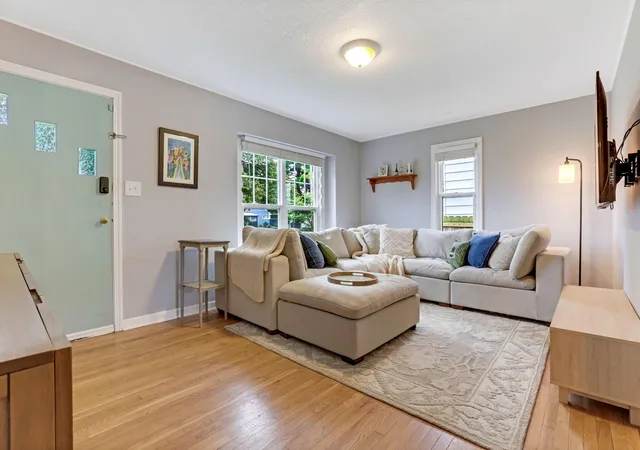 Photo 4 of Single family home for sale at 639 E Jeffrey Pl, Columbus, OH 43214 | MLS# 226036005 | Listing updated on 2026-10-06