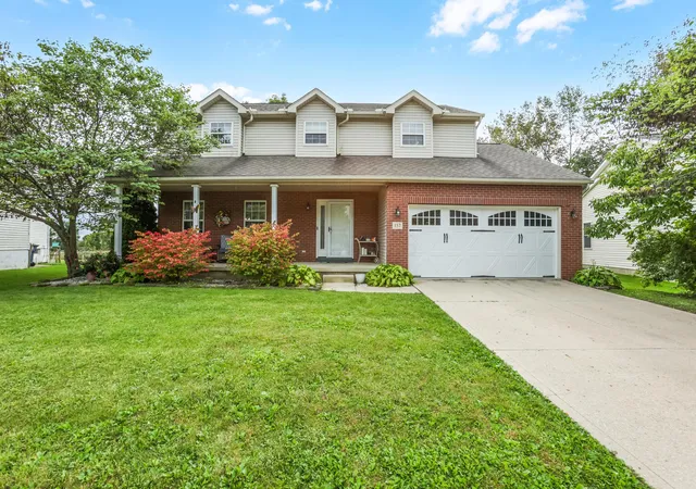 Single family home for sale at 157 Shaleridge Dr, Pataskala, OH 43062 | MLS# 226036006